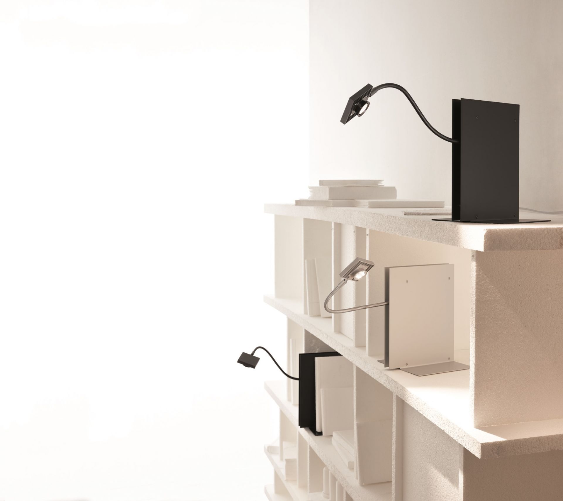 LED's Oskar Regalleuchten von Ingo Maurer auf einem weißen Regal, moderne Innenbeleuchtung.