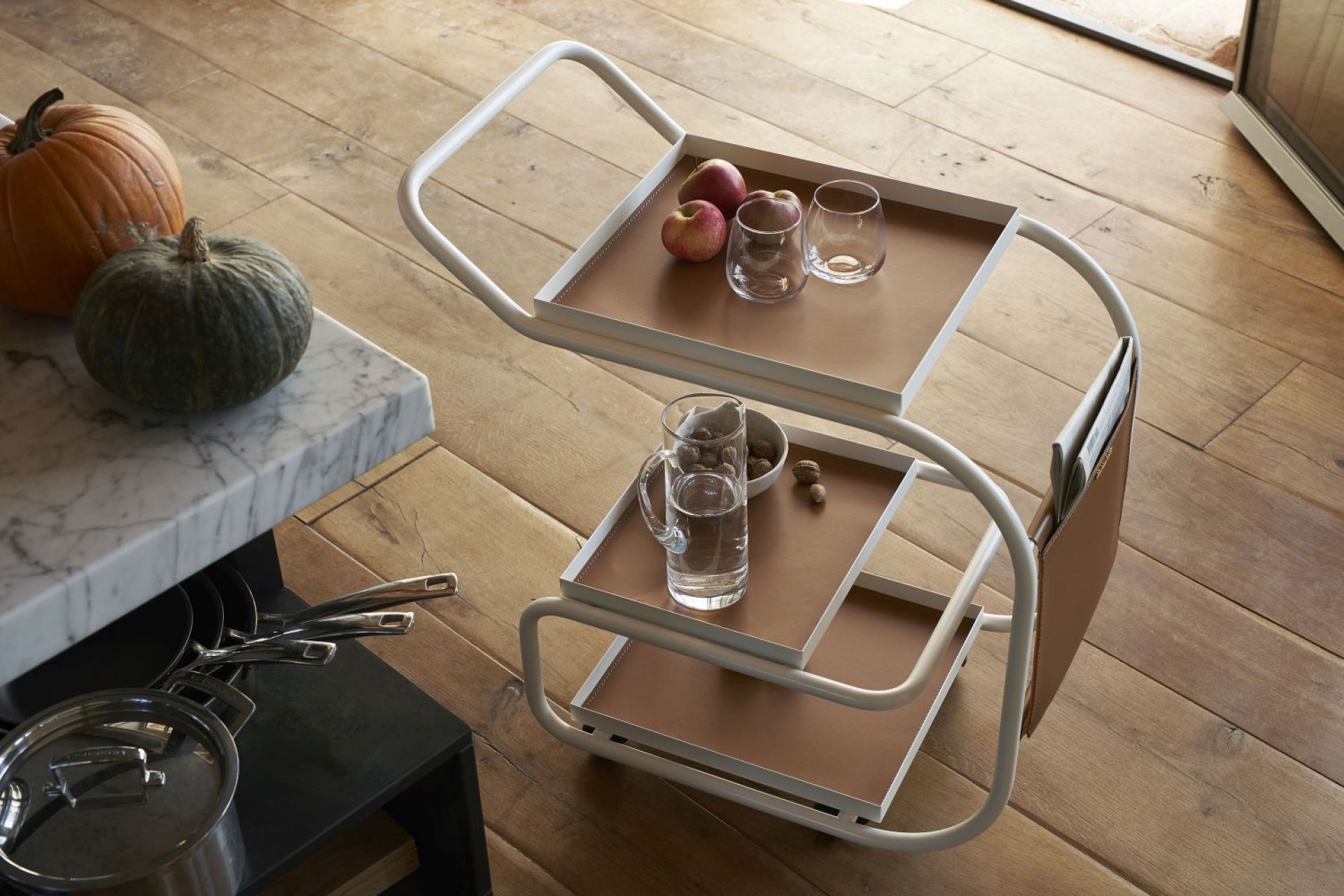 Zenzero Servierwagen von Ciatti, goldfarben, mit drei Ablagen, Äpfeln, Gläsern und Karaffe.