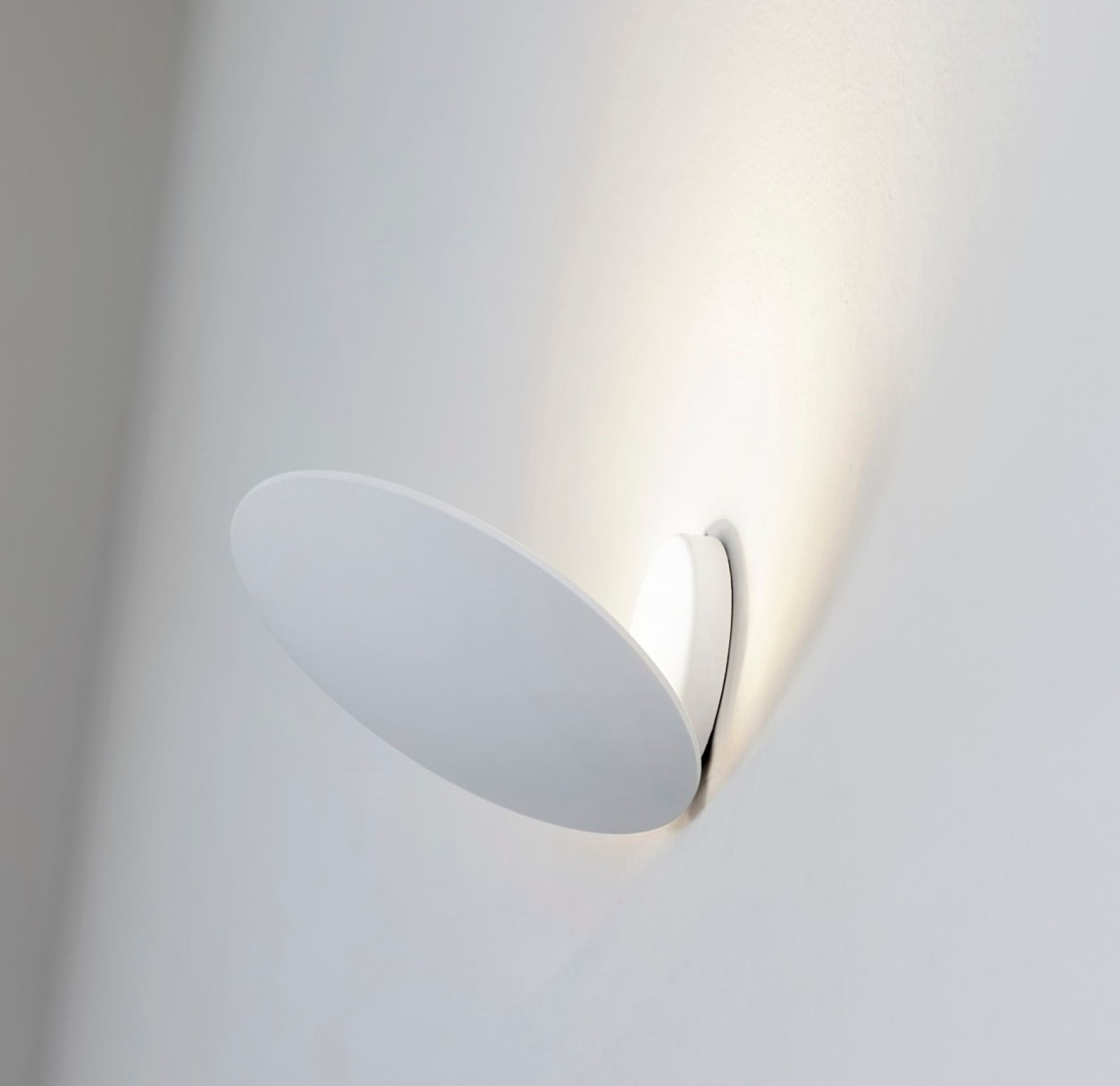 Weiße Lederam Wandleuchte von Catellani & Smith, modernes Design für indirekte Beleuchtung im Wohnraum.