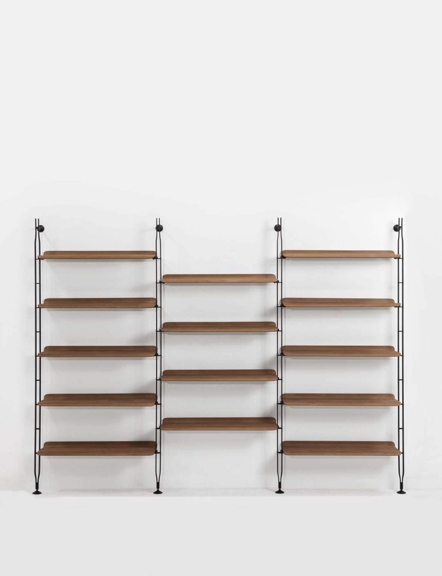 Adam Wood Regal von Kartell, mittlere Größe, schwarze Esche, Wandregal mit mehreren Regalböden.