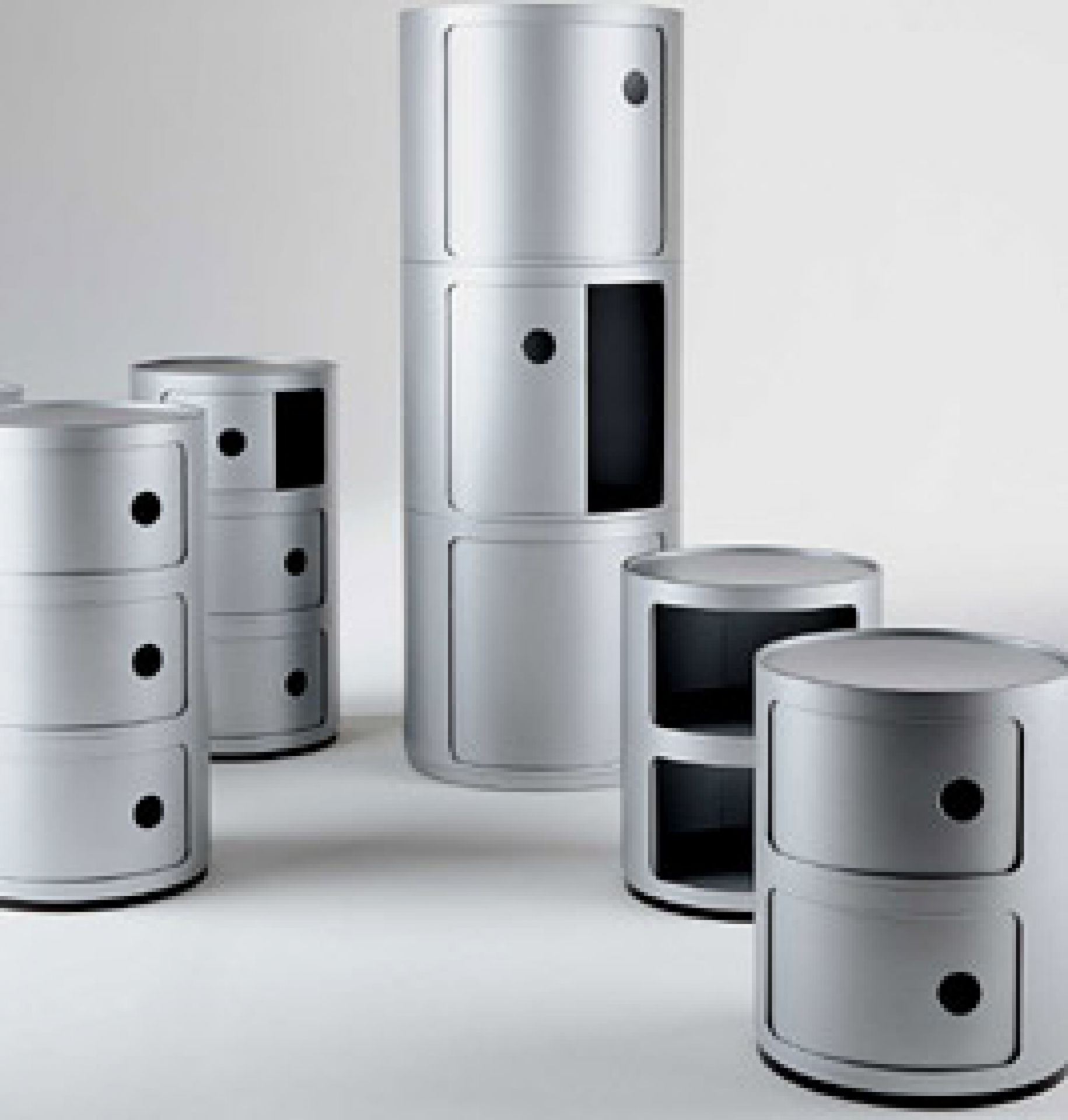 Silberne Componibili Module von Kartell: Runde Aufbewahrungselemente, Nachttische und Beistelltische für modernes Wohnen.