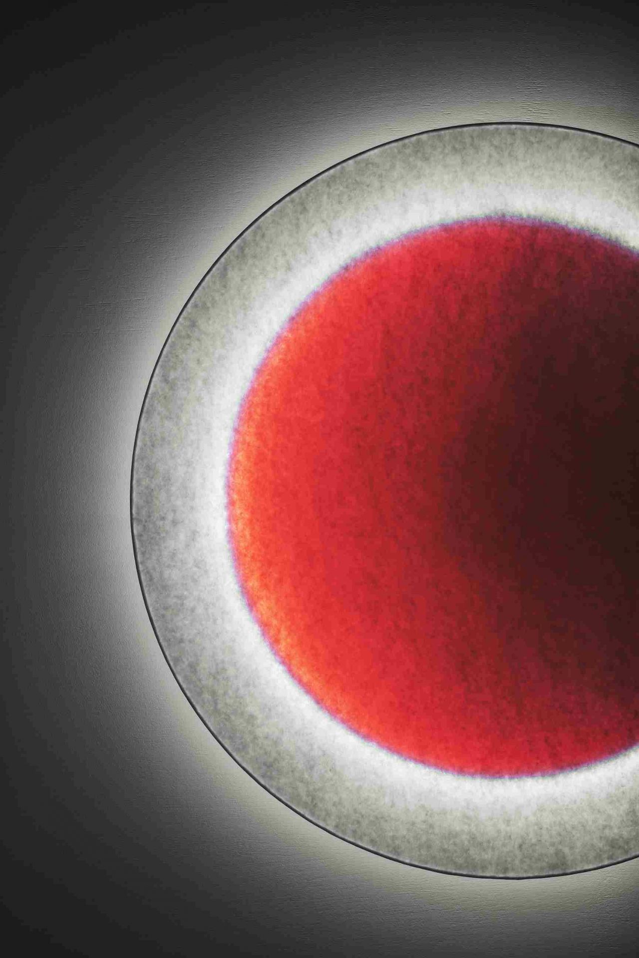 Moodmoon Wandleuchte von Ingo Maurer, 85 cm, rund, rot und weiß leuchtend.