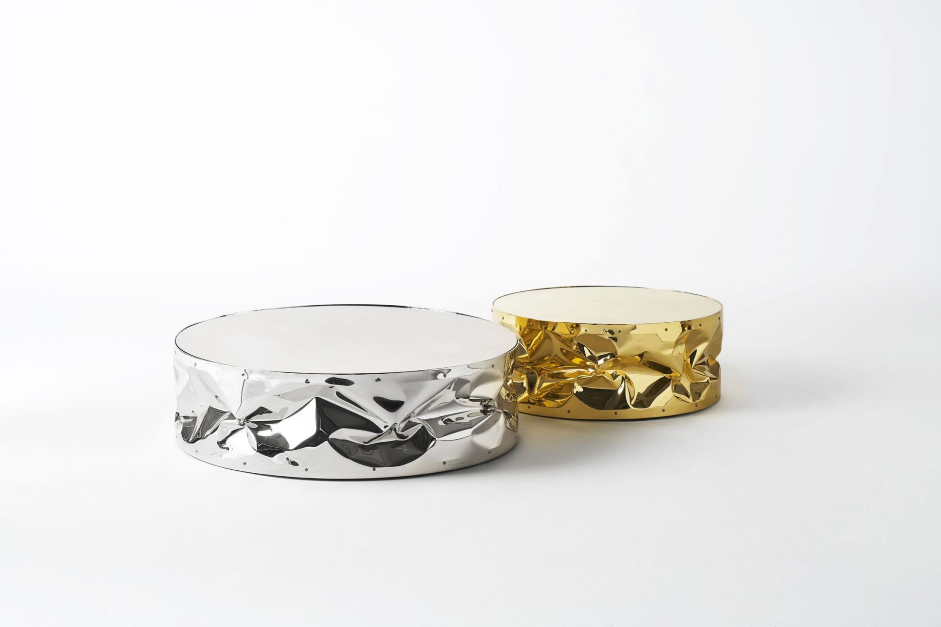 Tab.ulone Couchtische von Opinion Ciatti: Silberner und goldener, runder Beistelltisch mit zerknitterter Oberfläche.