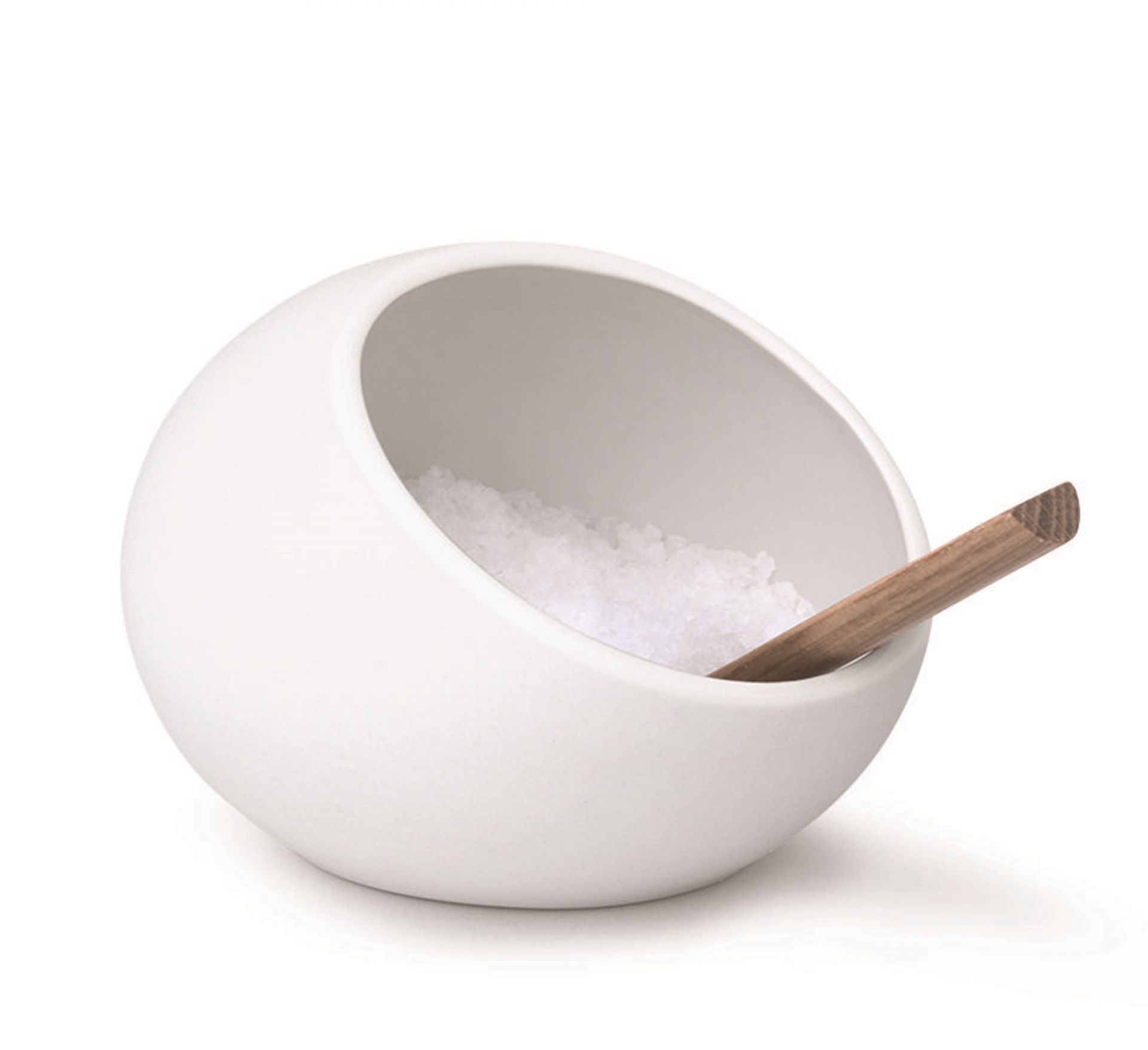 Weiße Rosendahl Copenhagen Salzschale mit Holz-Löffel, gefüllt mit grobem Salz. Elegantes Küchenaccessoire.