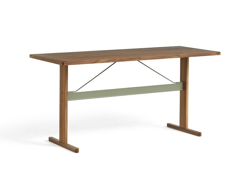 Passerelle High Table von Hay, ein Stehtisch aus Holz mit grünen Akzenten.