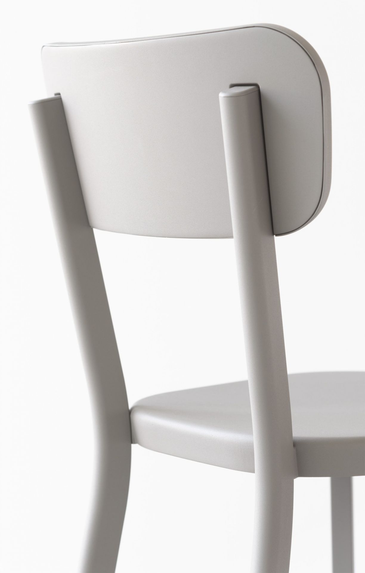 Rückansicht des grauen Déjà-vu Stuhls von Magis: Modernes Design für Esszimmer und Wohnbereich.