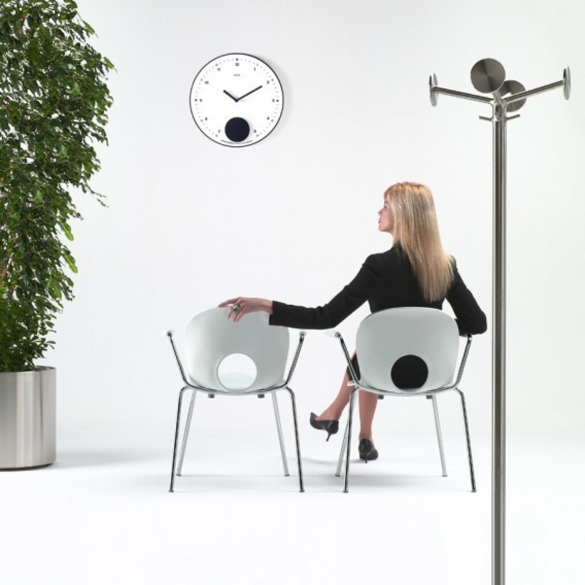 NOX IPSO Kleiderständer: Edelstahl Garderobenständer mit drei Armen im modernen Design, für Büro und Zuhause.