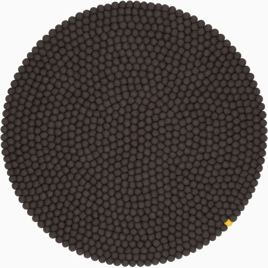 Anthrazitfarbener, runder Filzteppich (Ø 300 cm) von myfelt, gefertigt aus vielen kleinen Filzkugeln.