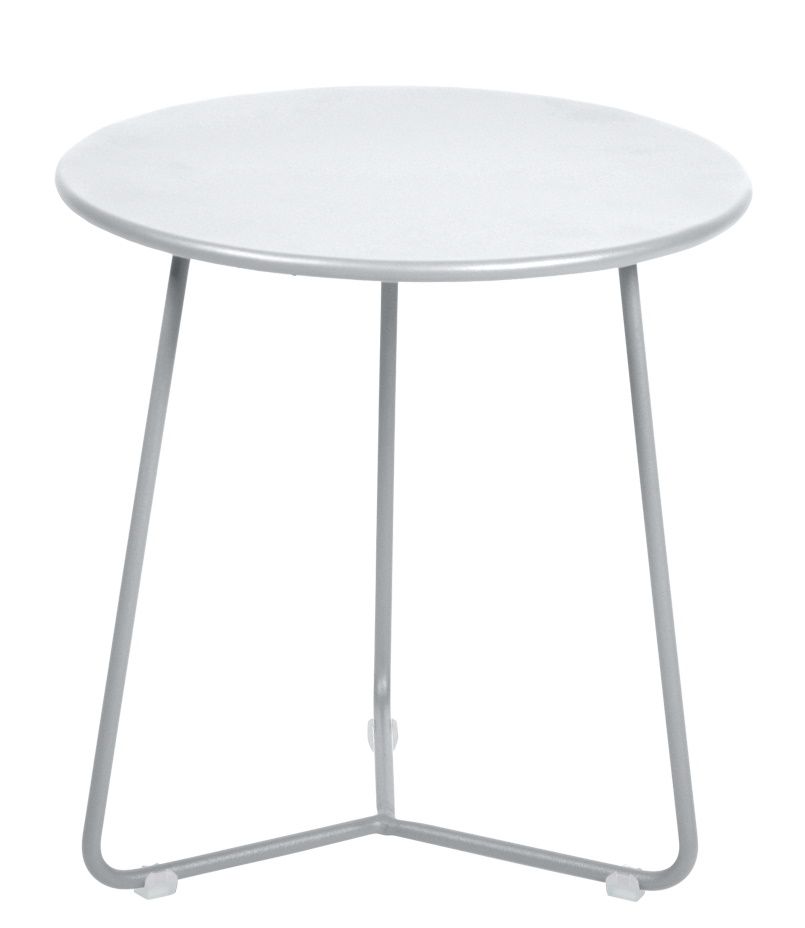 Weißer Cocotte Beistelltisch von Fermob für den Außenbereich, runder Tisch mit drei Beinen.