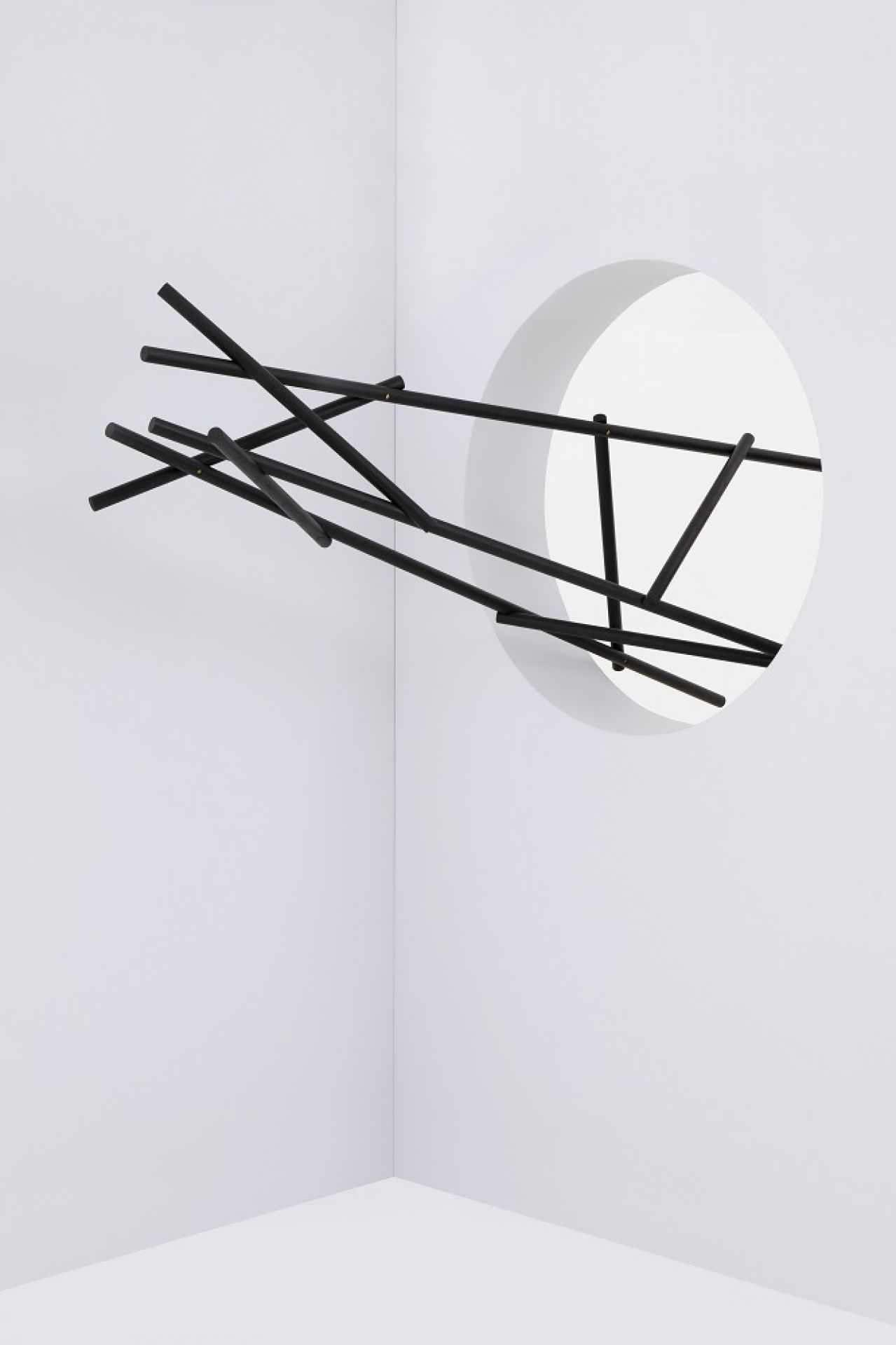 Kendo Garderobenständer von Cascando, abstrakte, schwarze Stangen vor weißem Hintergrund, moderne Garderobe für Büro und Zuhause.