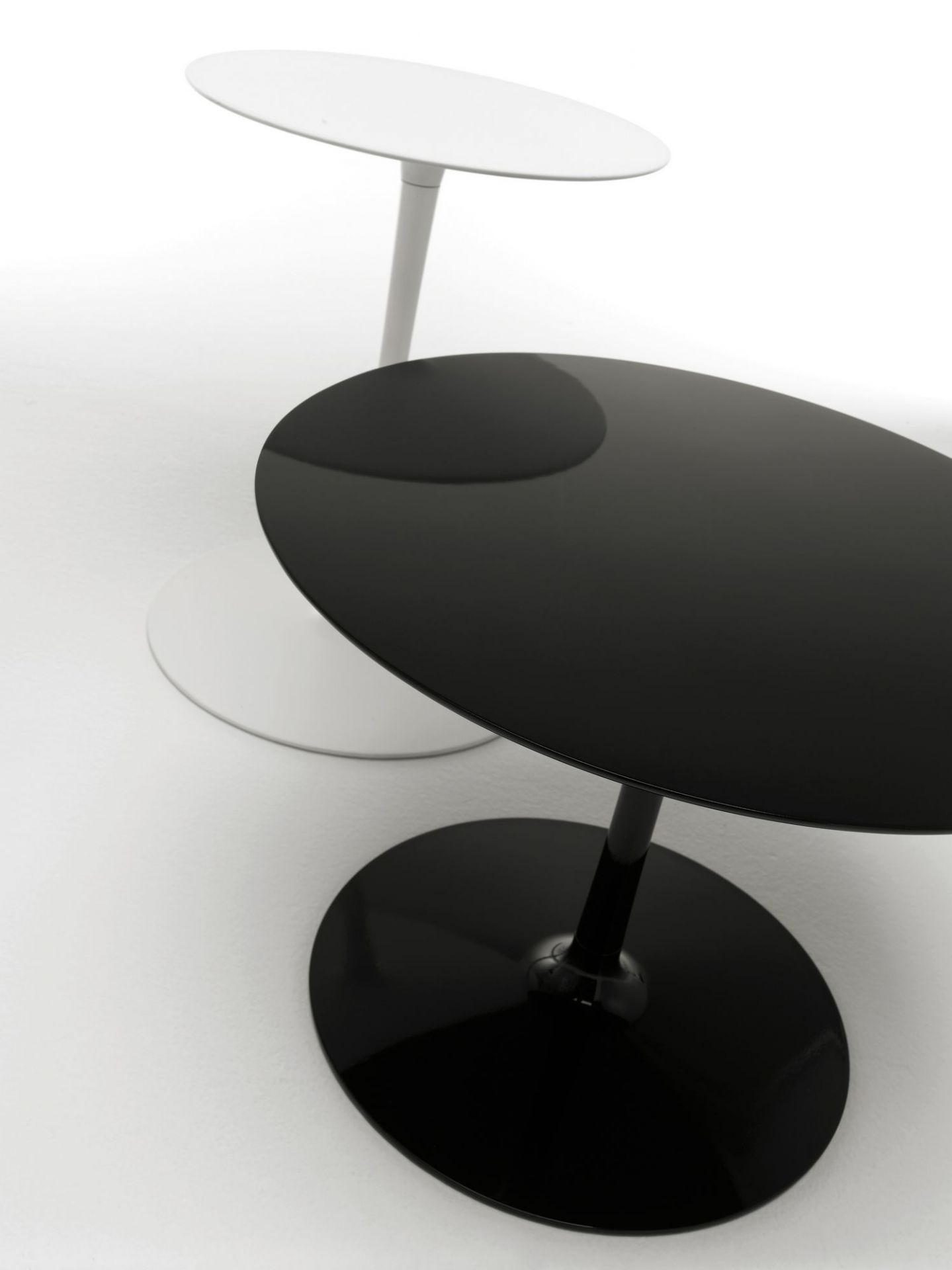 Schwarzer und weißer Flow Low Table Couchtisch von MDF Italia, modernes Designmöbel.