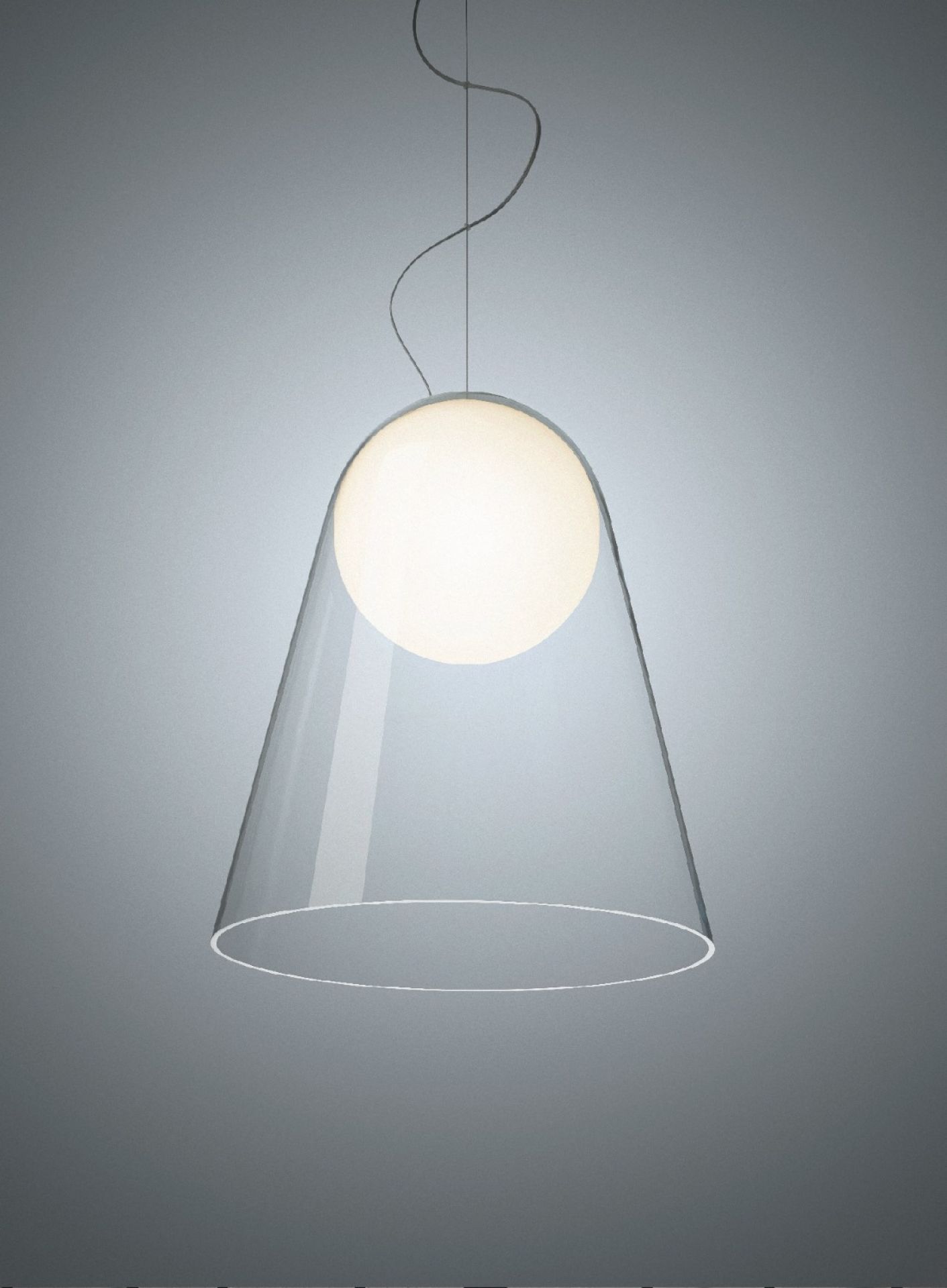 Satellight Pendelleuchte von Foscarini: Moderne Hängelampe mit transparentem Schirm und leuchtender Kugel.