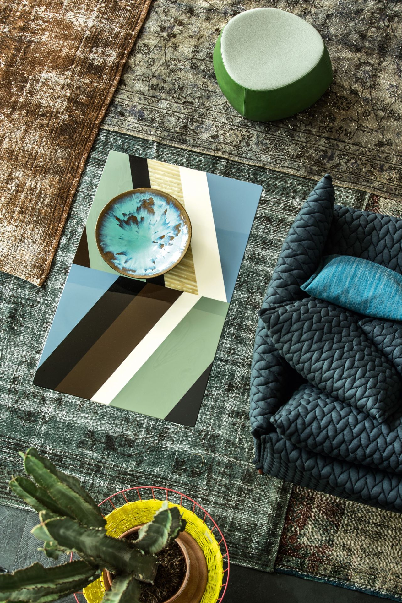 Draufsicht: Blauer Fishbone Tisch von Moroso mit Schale, Sessel und Dekoration.