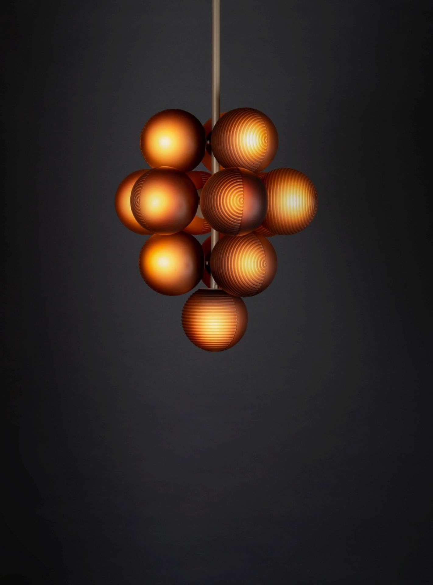 Nahaufnahme der Stellar Grape Pendelleuchte von Pulpo mit mehreren, beleuchteten Kugeln.