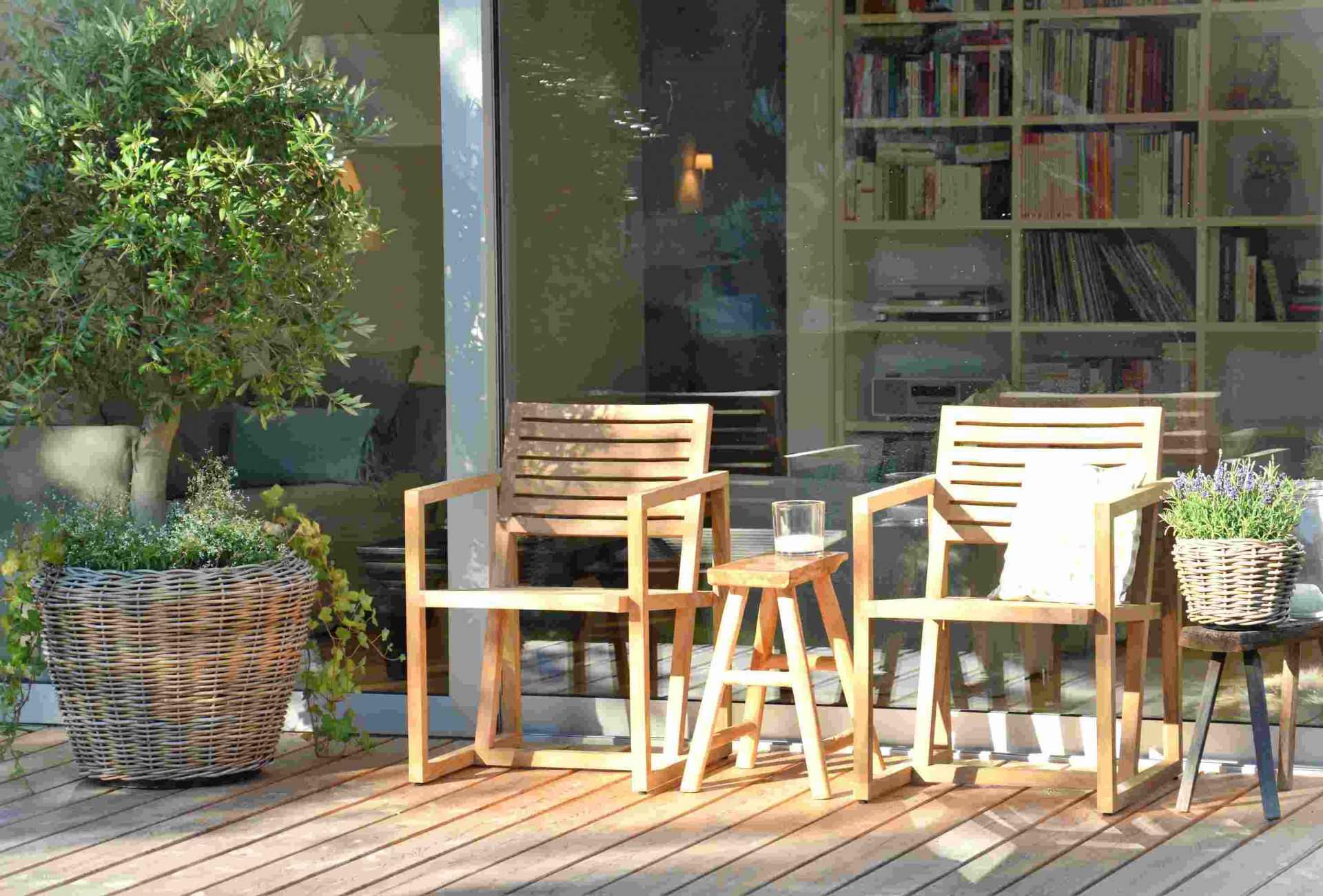 Jan Kurtz Timber Armlehnsessel Natur Outdoor auf Holzterrasse mit Beistelltisch und Pflanzen.