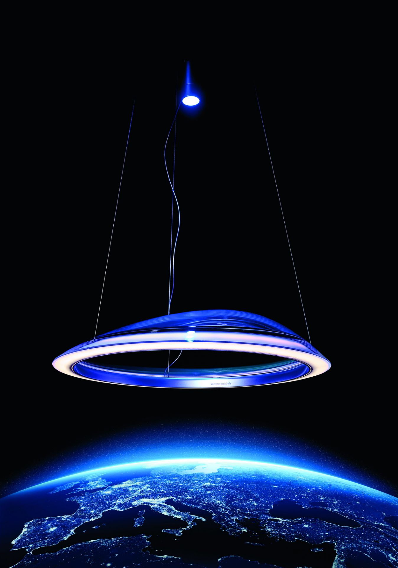 Ameluna Pendelleuchte von Artemide, modernes Design mit ringförmiger LED und blauer Akzentbeleuchtung.