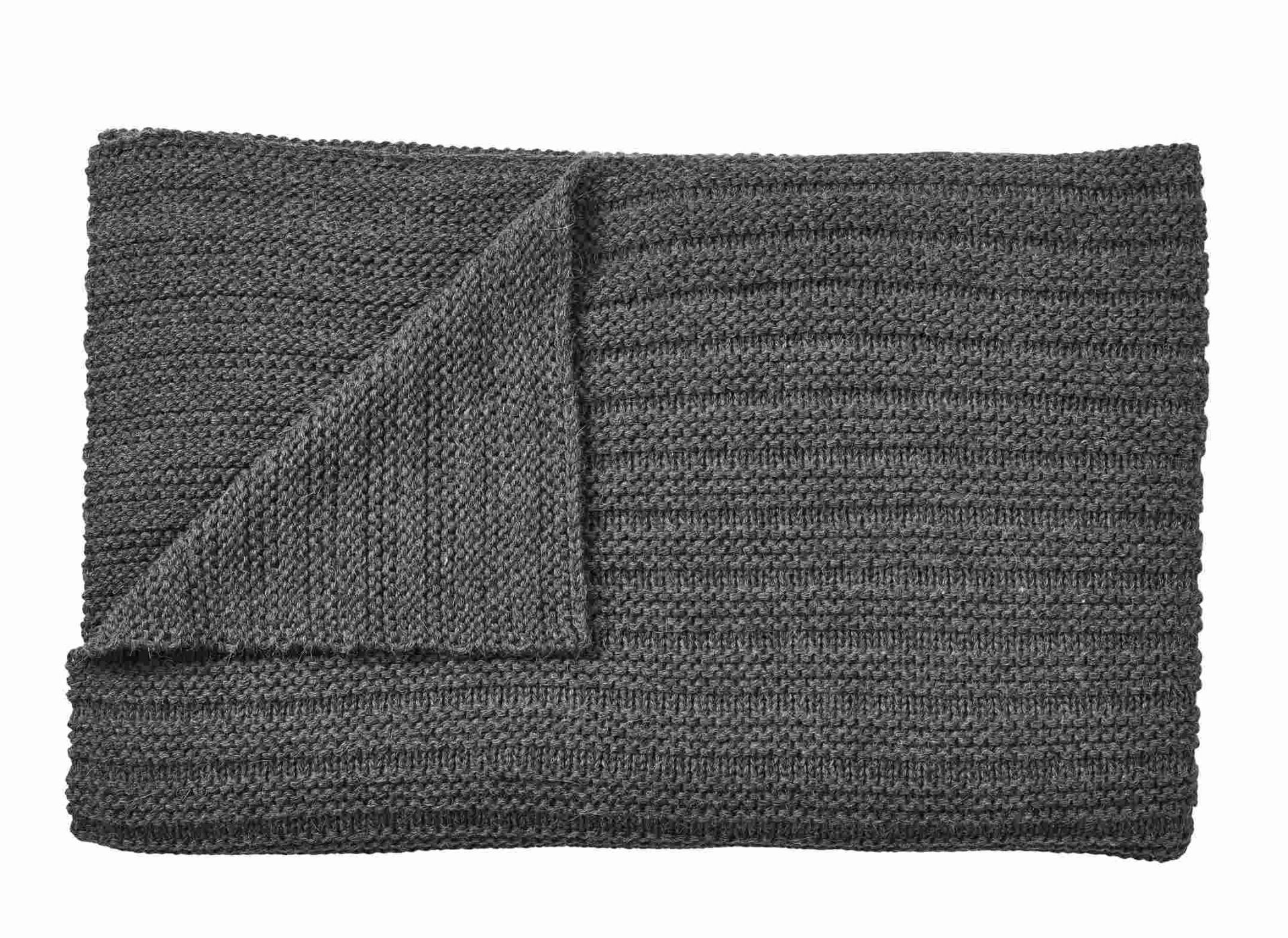 Dunkelgraue Muuto Ample Throw Decke aus Strick, gefaltet und weich für Wohnzimmer und Schlafzimmer.