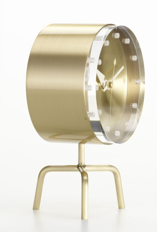 Vitra Tripod Clock Tischuhr in Gold: Moderne Tischuhr mit drei Beinen und transparentem Ziffernblatt.