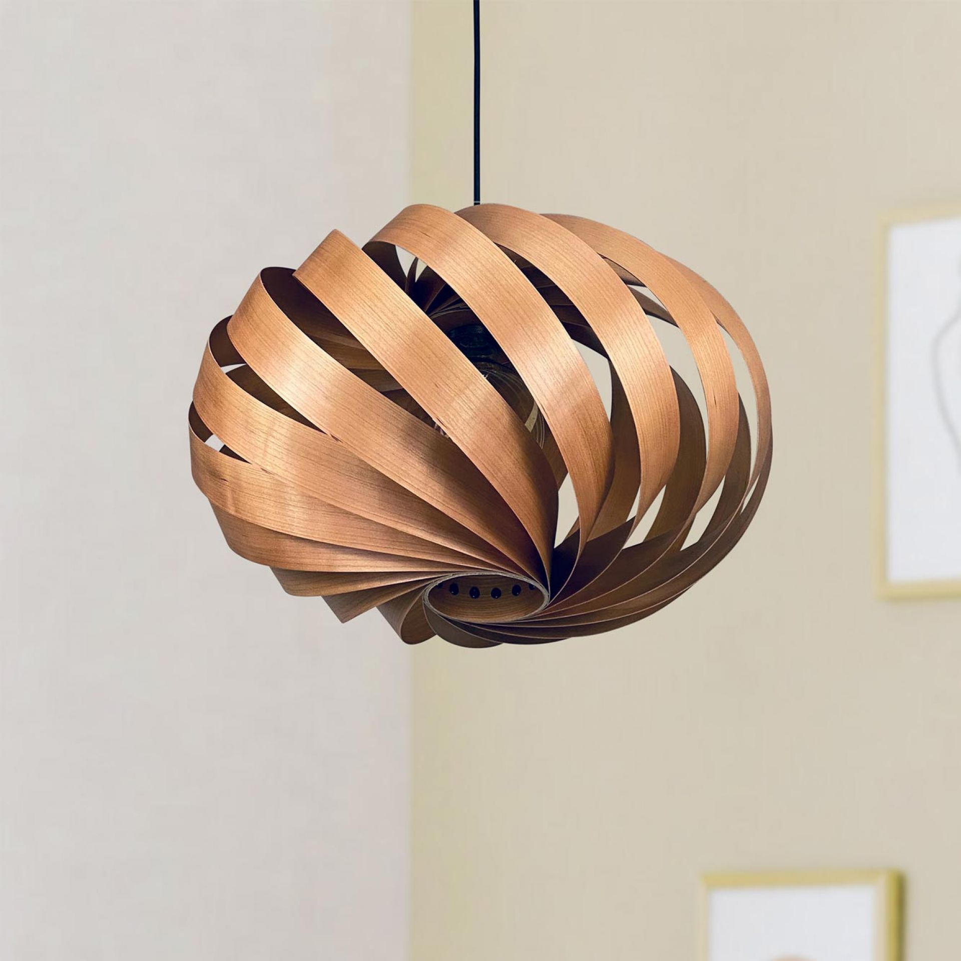 Serentia Hängeleuchte aus Kirschbaumholz, spiralförmiges Design, moderne Lampe für Wohnzimmer und Essbereich.