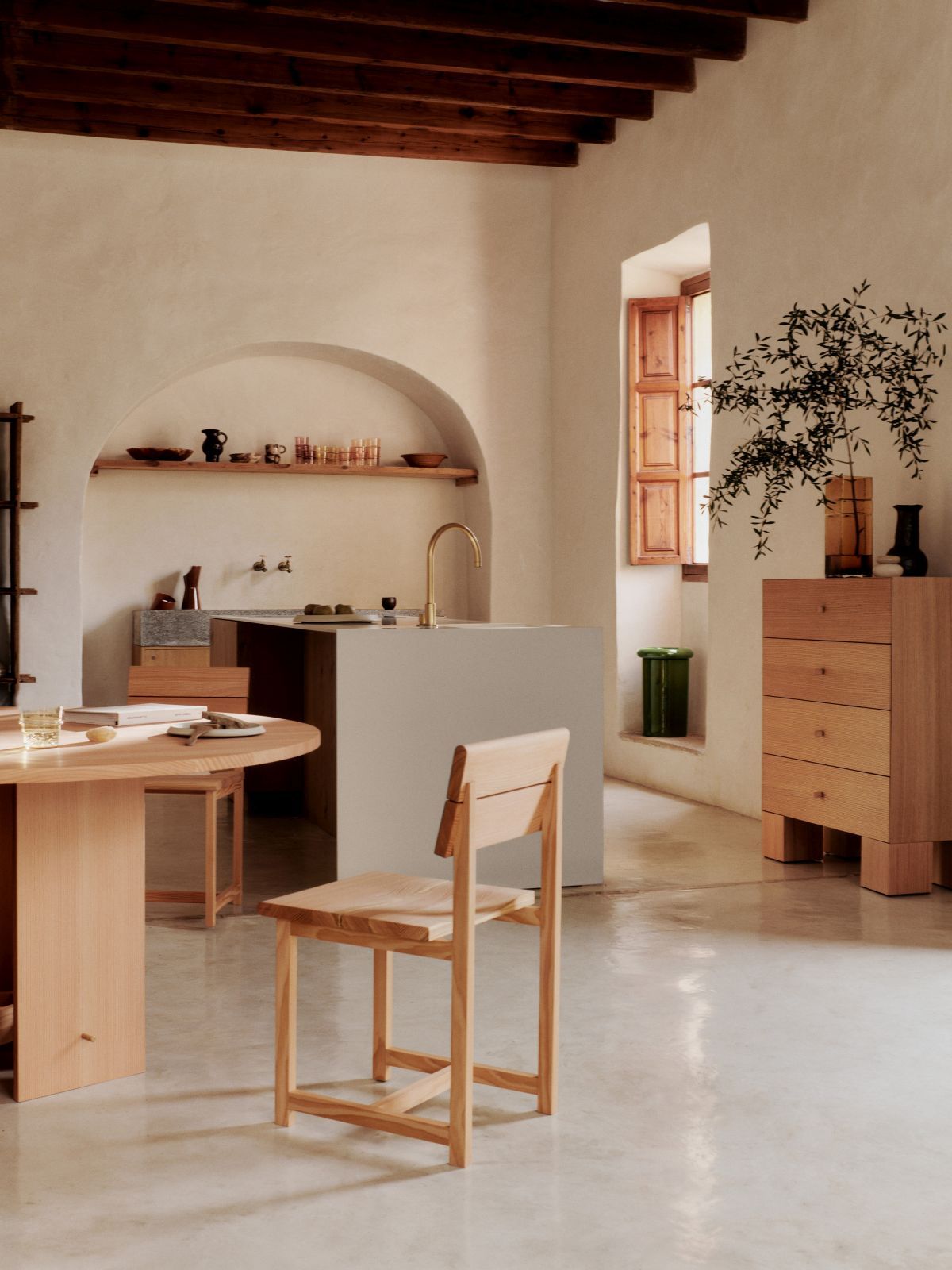 Aukko Esstisch von Ferm Living: Runder Holztisch in hellem, minimalistischem Interieur mit passendem Holzstuhl.