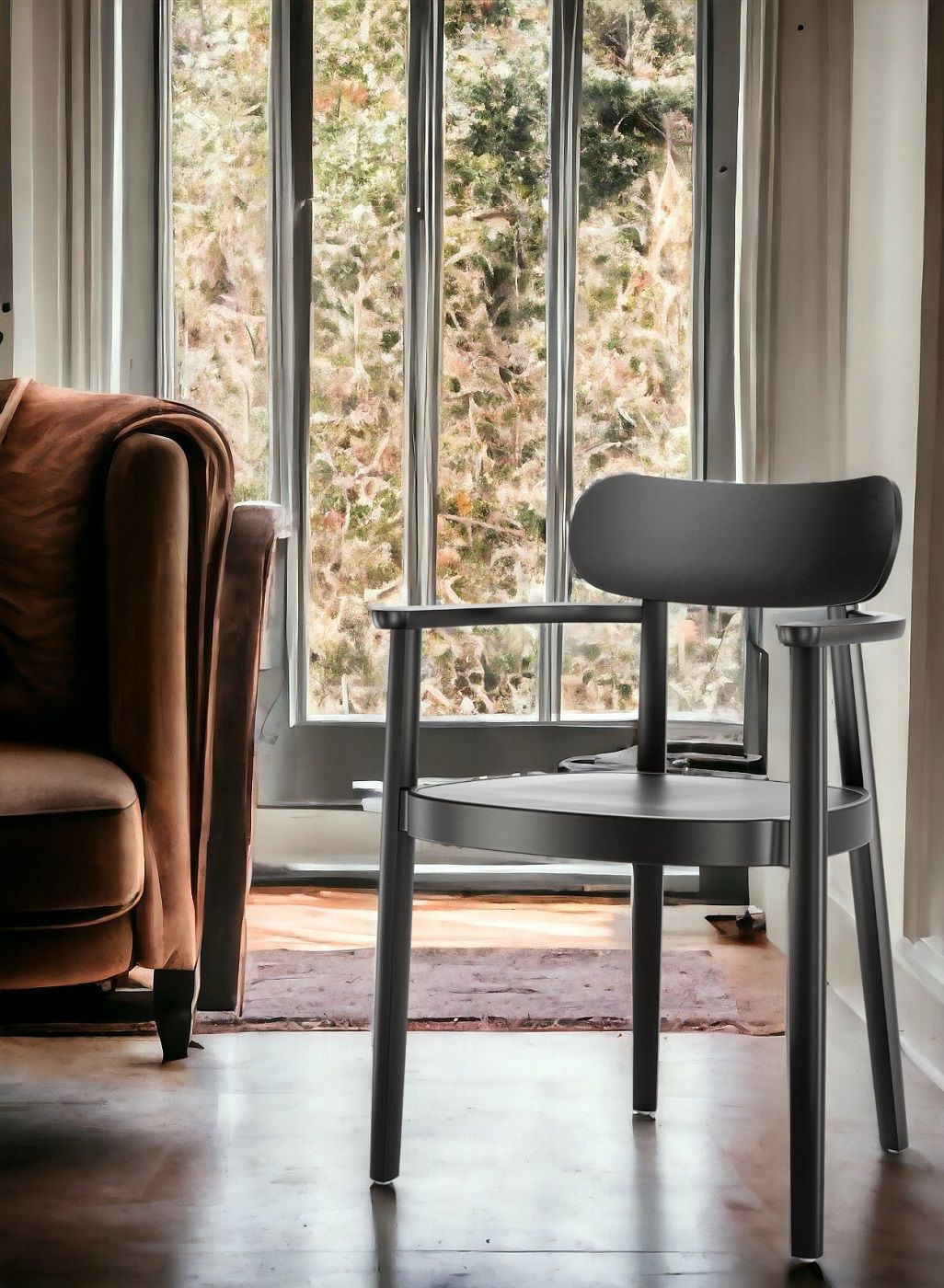 Schwarzer Holzstuhl mit Armlehnen im Thonet-Stil vor Fenster und braunem Sofa. Designstuhl für Wohnzimmer.