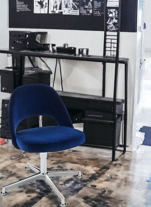 Blauer Saarinen Relax Konferenzstuhl mit Drehfuß und ohne Armlehne von Knoll International. Bürostuhl für Konferenzräume.