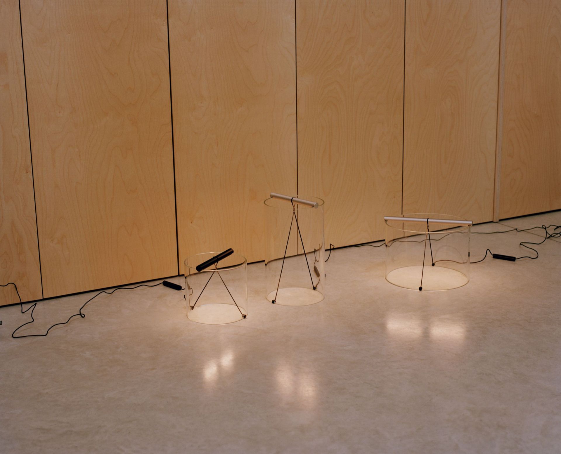 Drei To-Tie T3 LED Tischleuchten von Flos, schwarz eloxiert, im minimalistischen Design.