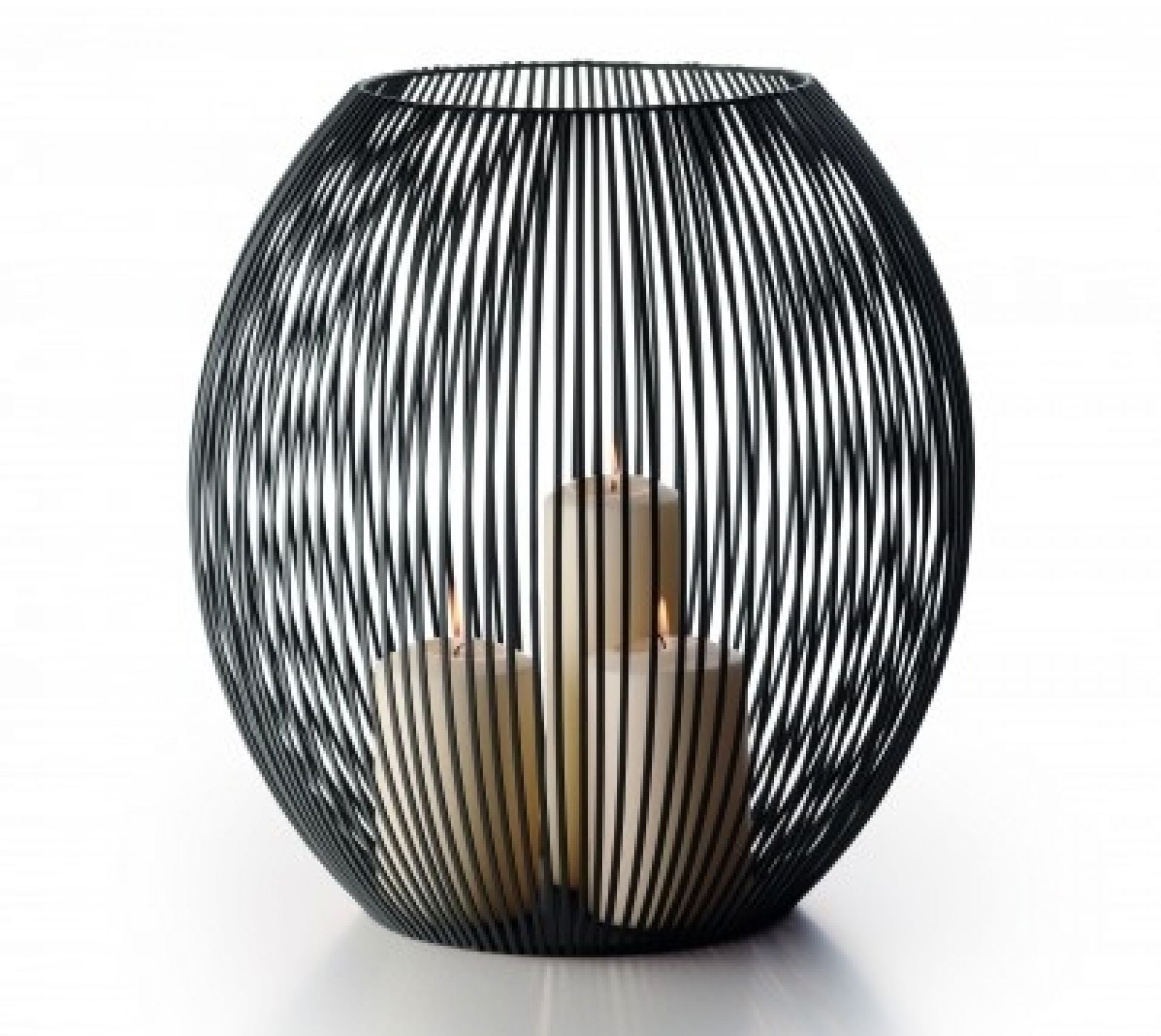 Schwarzes Louisiana Windlicht von Philippi XXL mit drei brennenden Kerzen im Inneren.