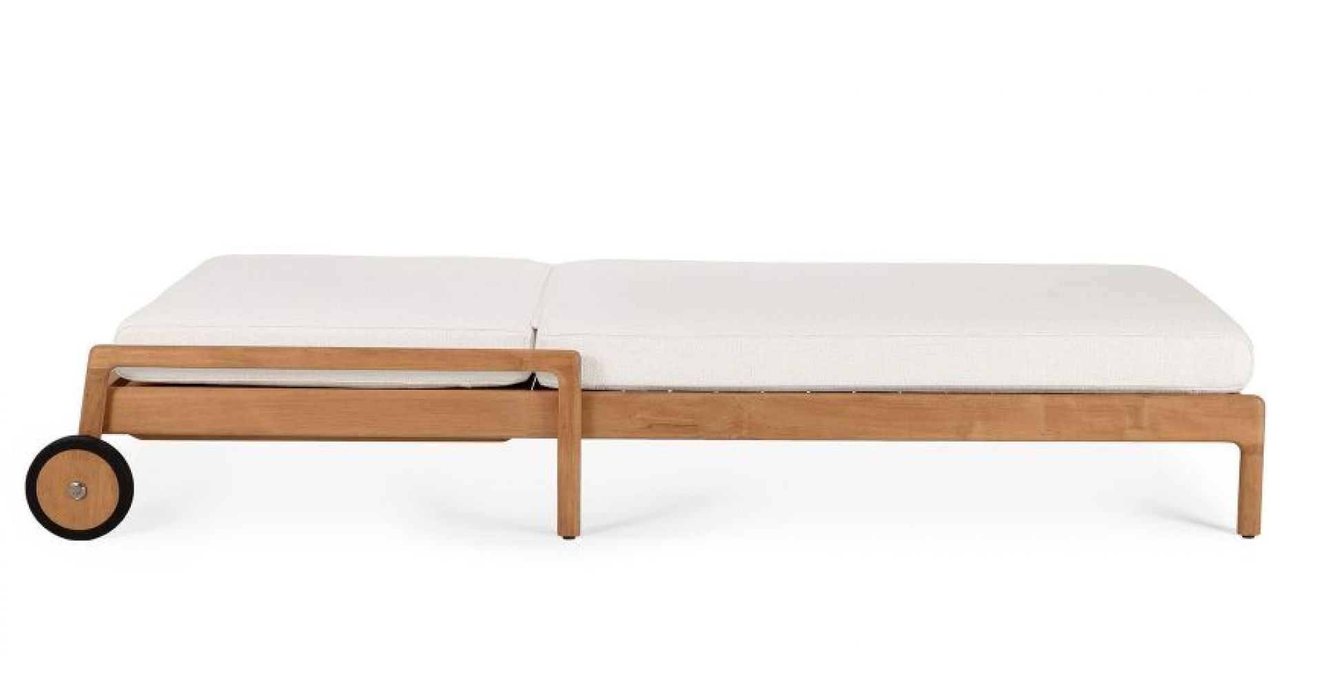 Ethnicraft Jack Outdoor Liege mit weißem Kissen, Teakholzrahmen und Rädern für den Garten.