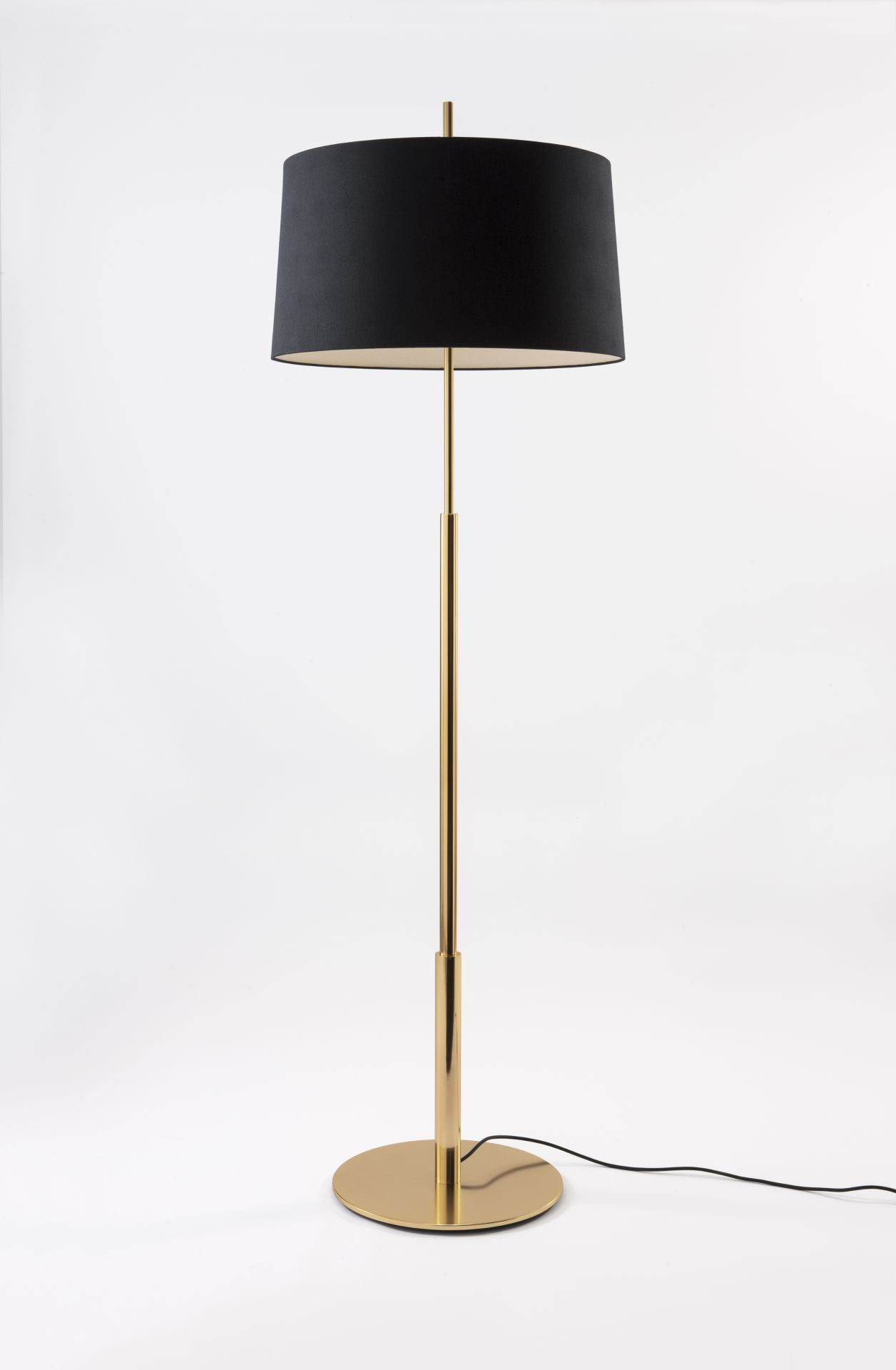 Elegante Diana Stehleuchte von Santa & Cole mit schwarzem Schirm und goldenem Fuß.