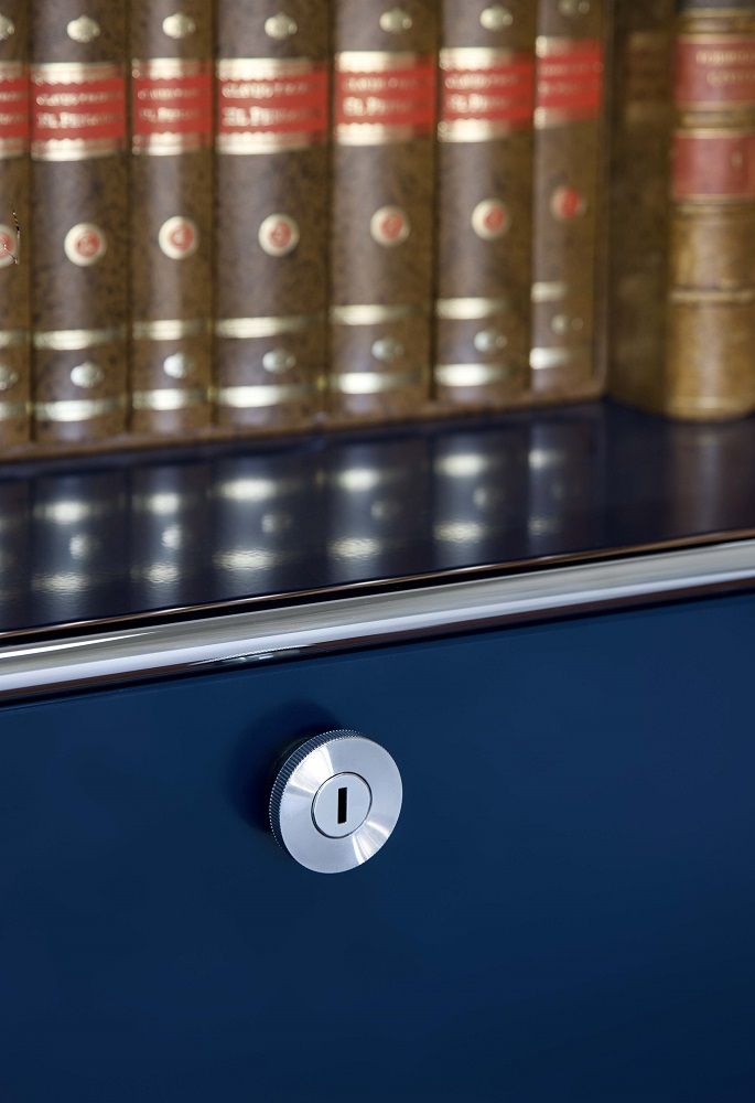 Detailaufnahme eines blauen USM Haller Sideboards mit Schloss und Bücher auf der Oberseite.