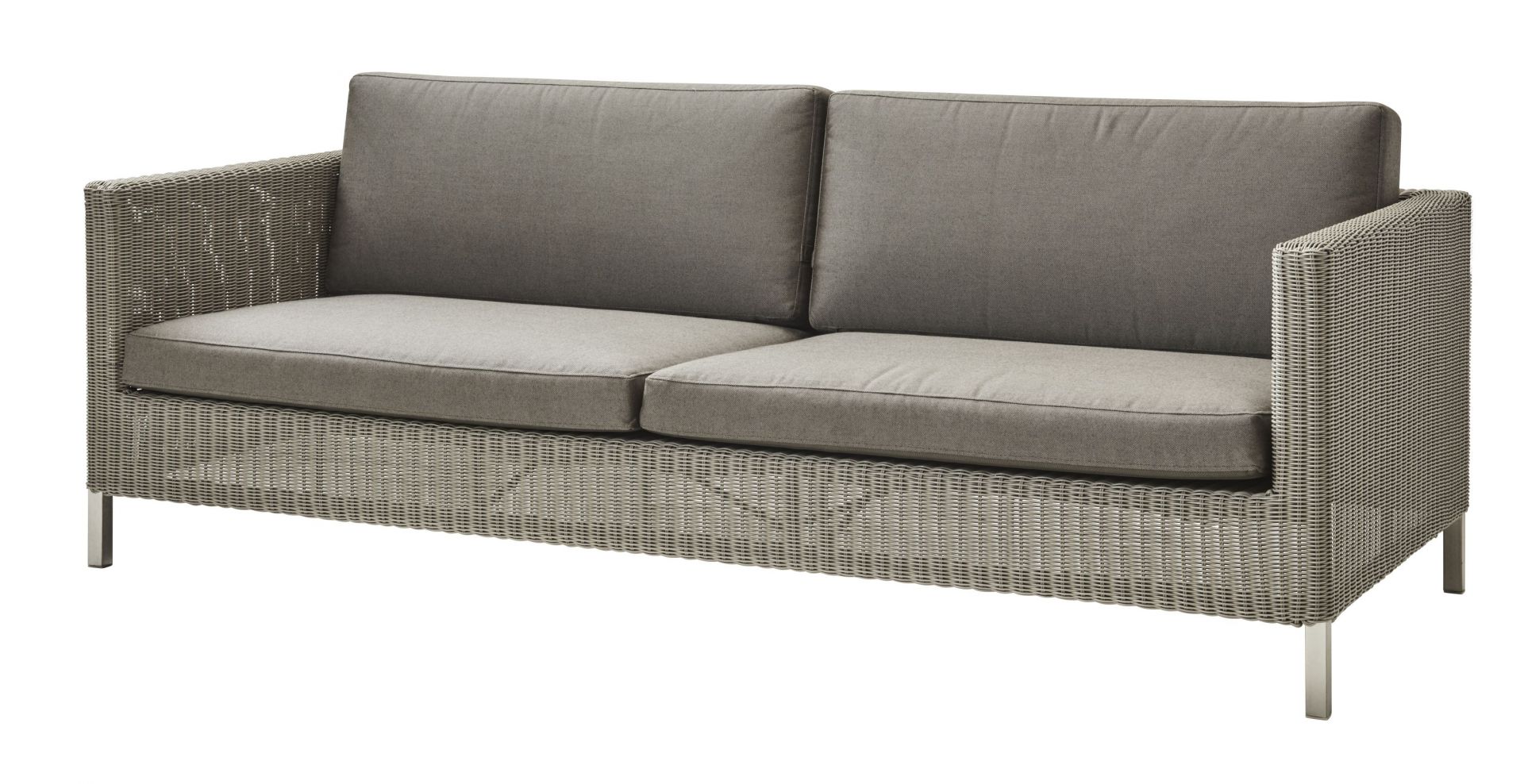 Graues Cane-Line Sofa für den Außenbereich mit Kissensatz und geflochtenem Rattan-Design.