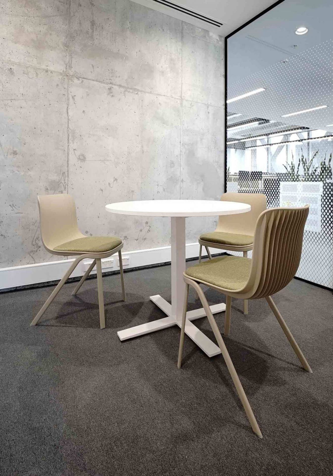 Beige Dragonfly Stühle von Segis mit Metallbeinen um einen weißen Tisch in einem Büro.