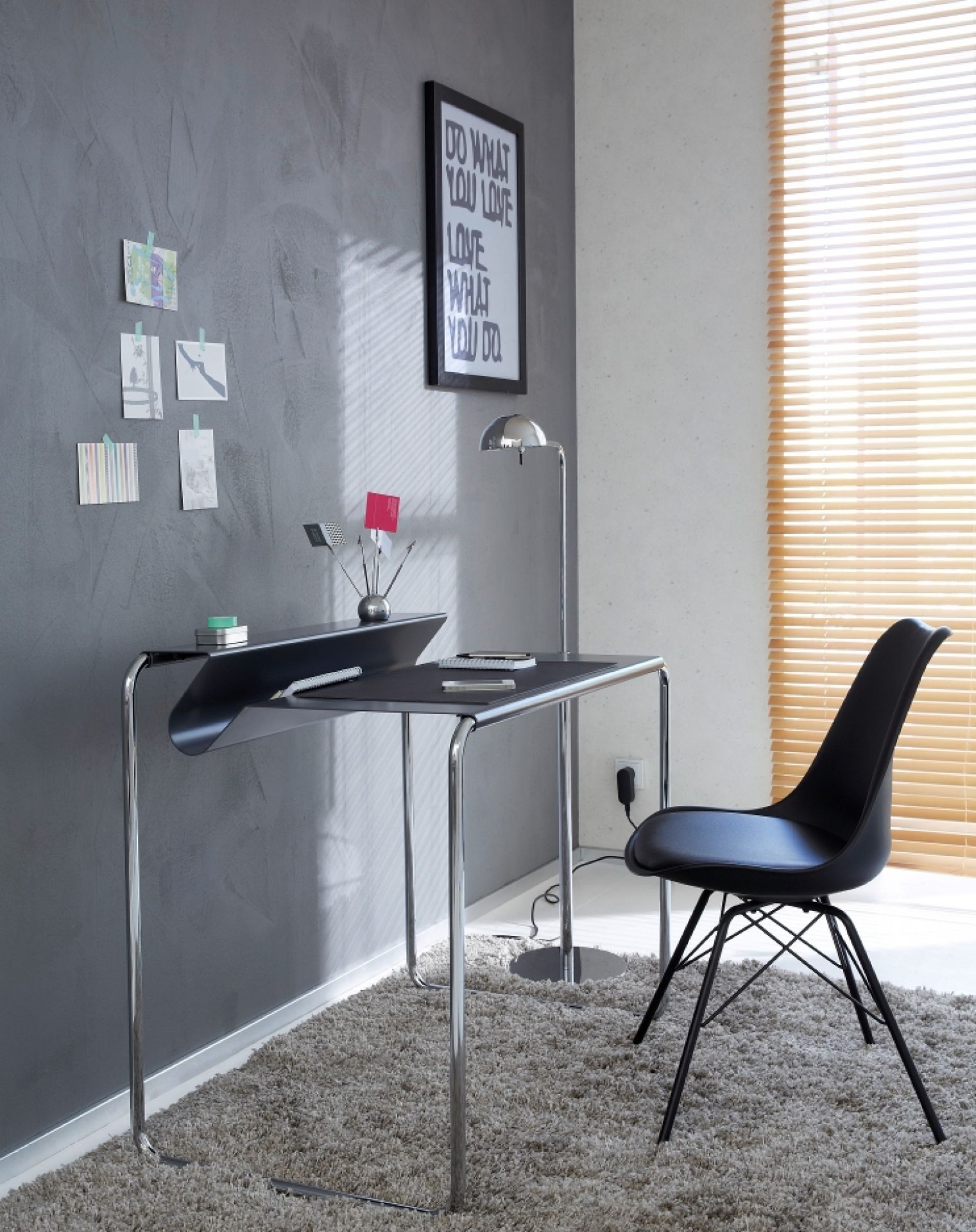 Moderner PS07 Sekretär von Müller Möbelfabrikation mit schwarzer Tischplatte und verchromtem Gestell. Design Schreibtisch für Büro und Zuhause.