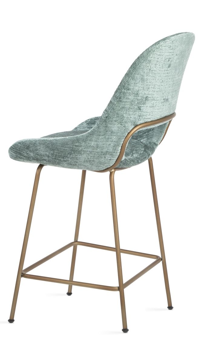 Theia Kitchen Armchair Barstool von Freifrau Manufaktur, niedriger Barhocker mit mintgrünem Samtbezug und goldenem Metallgestell.