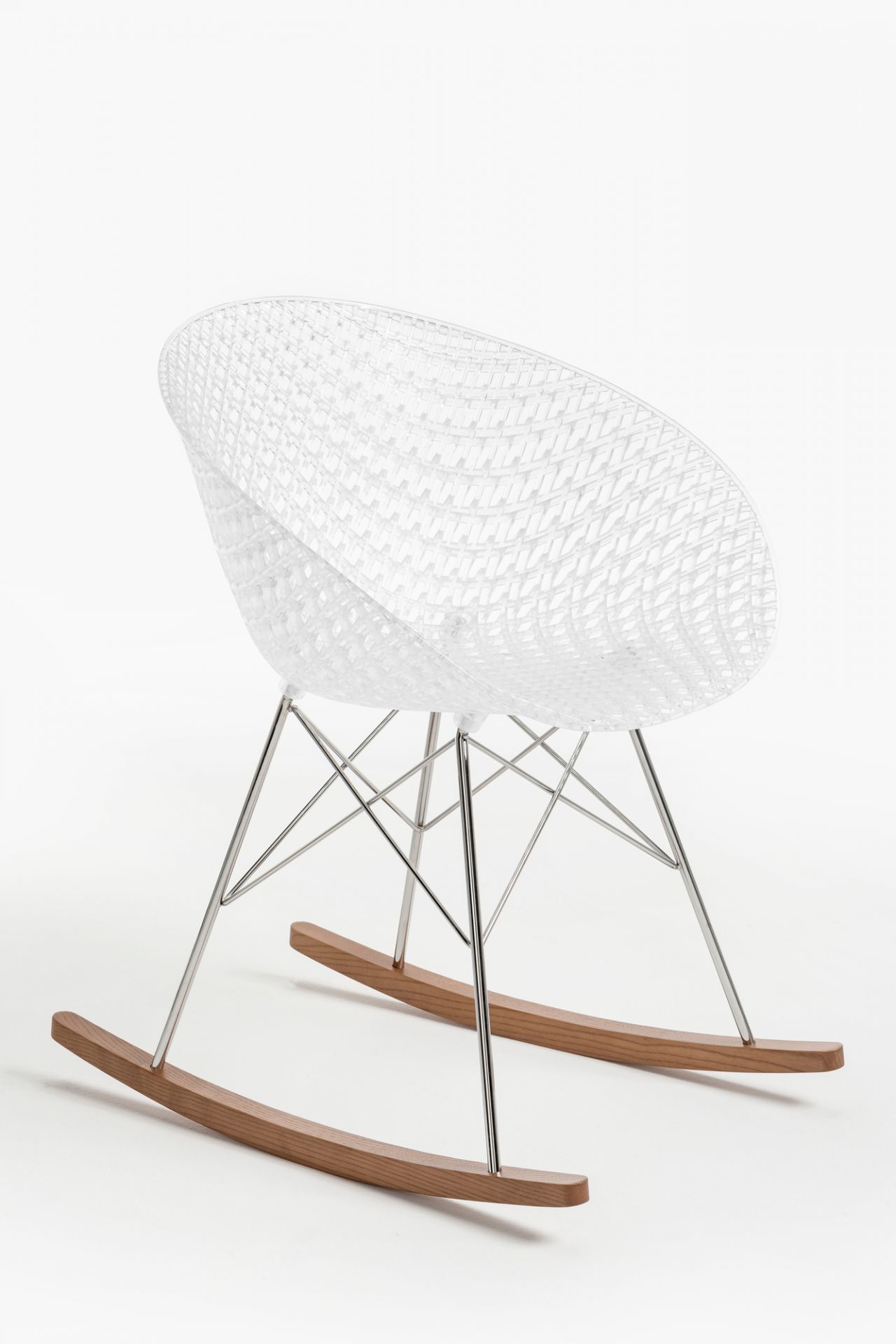 Smatrik Schaukelstuhl mit Holz-Finish: Transparente Sitzschale, Chromgestell und Kufen aus Holz.