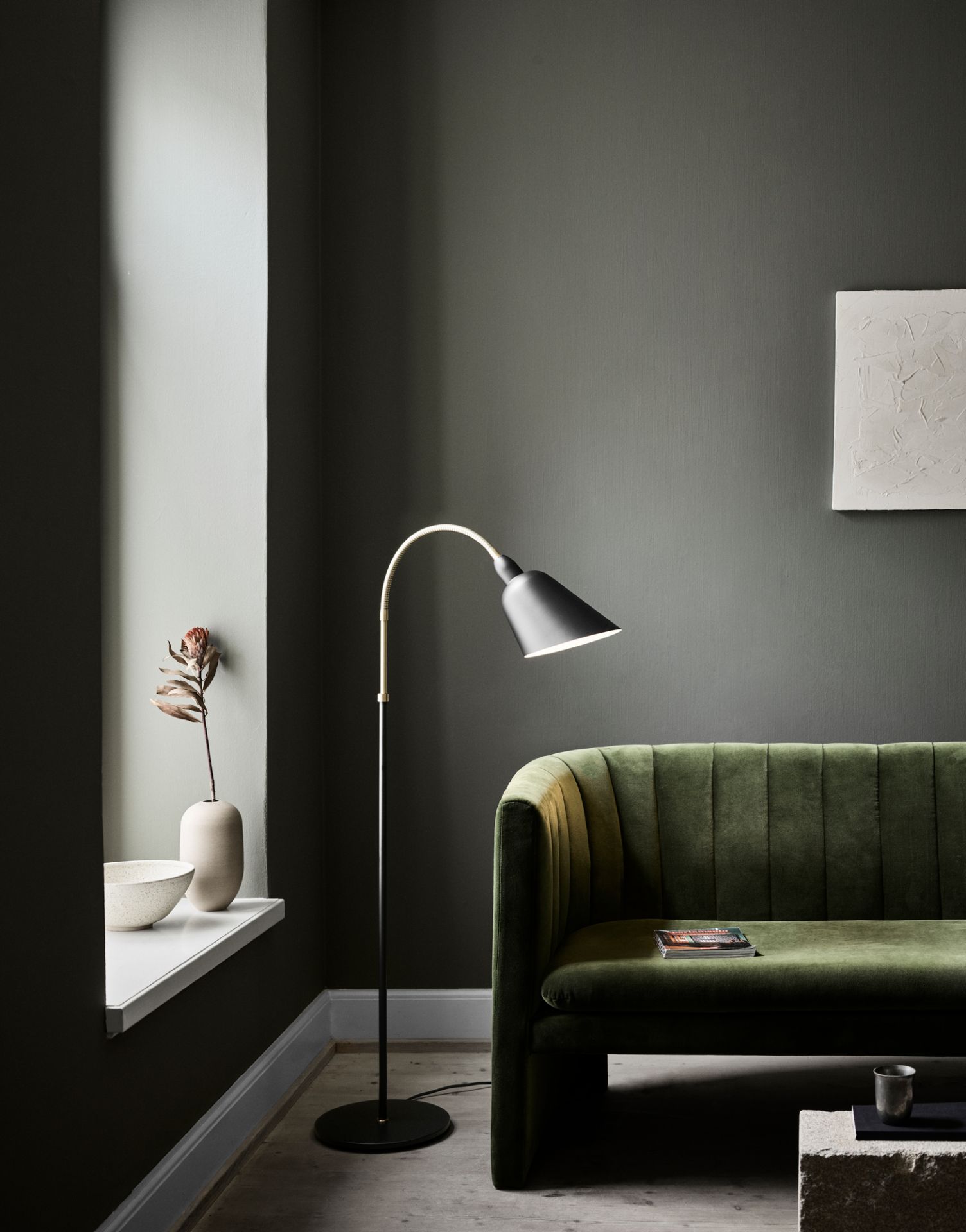 Nahaufnahme des grünen Loafer Sofas von AndTradition, ein modernes 3-Sitzer Sofa für Wohnzimmer.