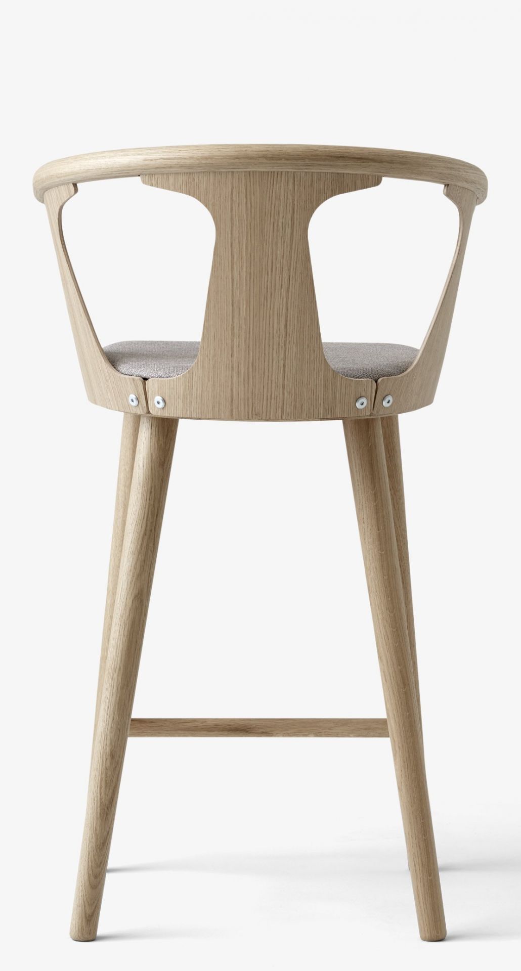 Rückansicht des In Between Barhockers SK10 von AndTradition mit grauem Sitzpolster aus Eichenholz.