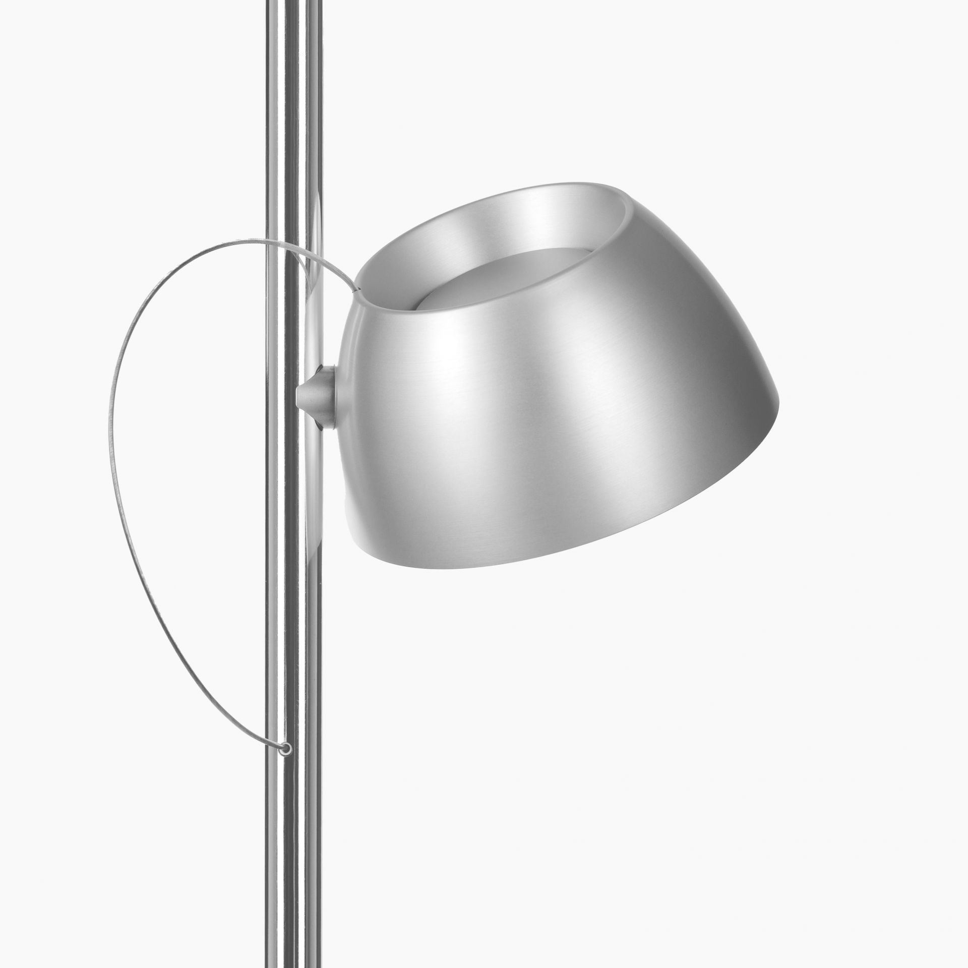Nahaufnahme der Irio S Stehleuchte von Baltensweiler in Silber. Designlampe für Wohnzimmer.