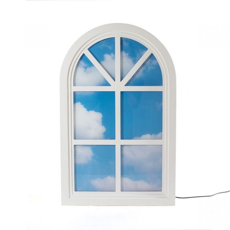 Weiße Grenier Window Leuchte von Seletti mit Blick auf blauen Himmel und Wolken.