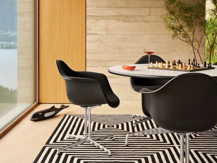 Eames House Whale Skulptur Esche Vitra 