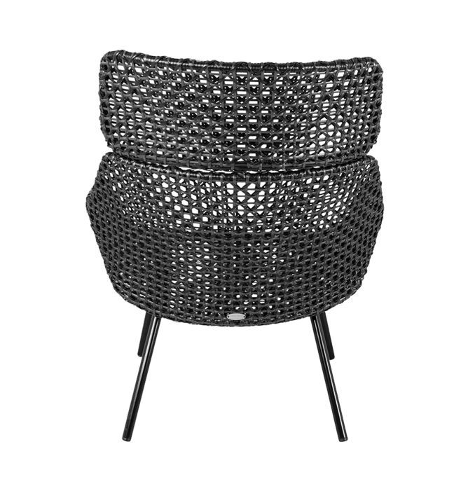 Rückansicht des schwarzen Vibe Highbacksessels von Cane-Line mit Kissen und filigranem Cane-Geflecht.