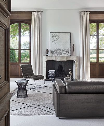 MR Bauhaus Sessel von Knoll International in stilvollem Wohnzimmerambiente mit Kamin.