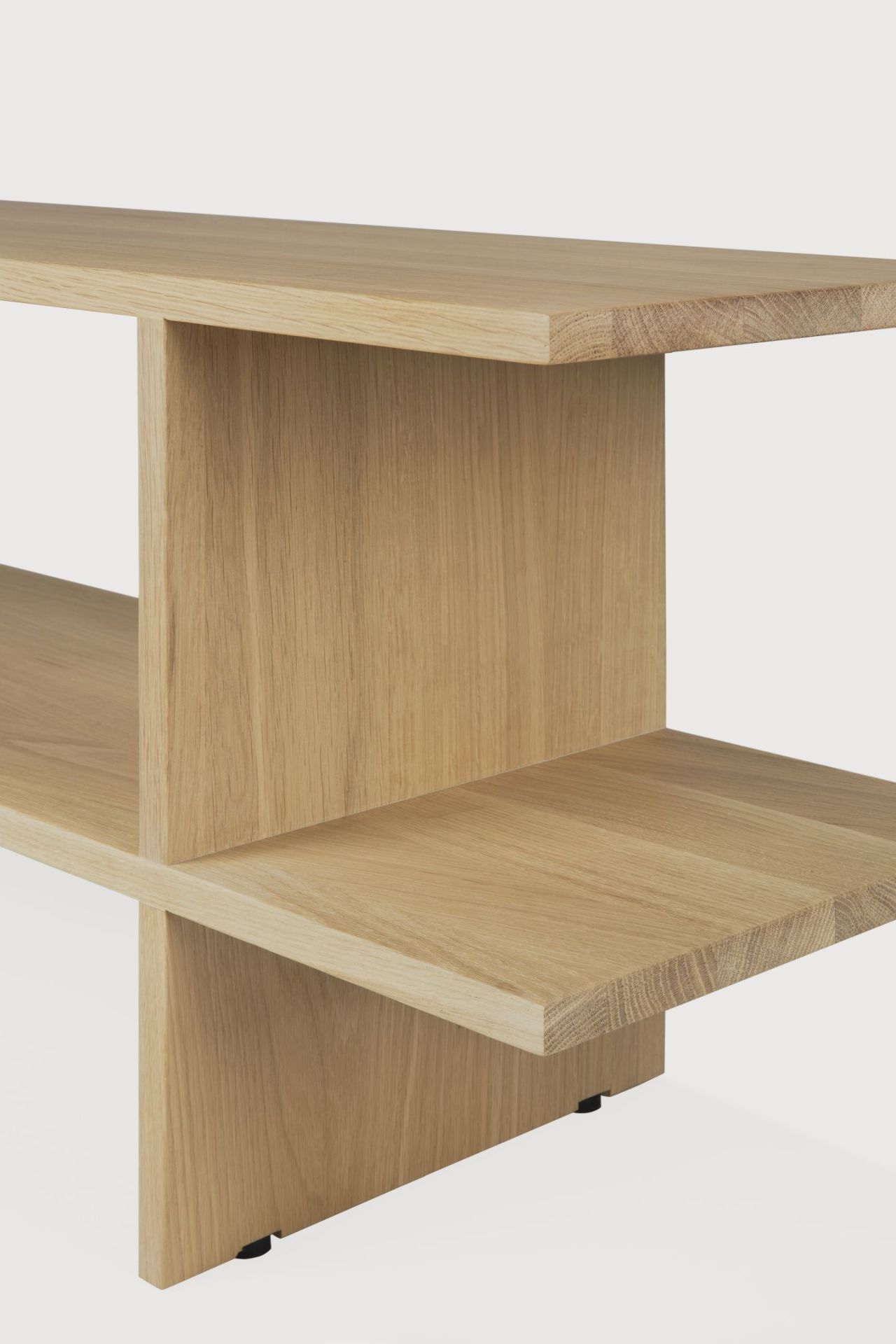 Detailaufnahme des Ethnicraft Kabuki Beistelltisches aus hellem, massivem Eichenholz mit zwei Ablageflächen.