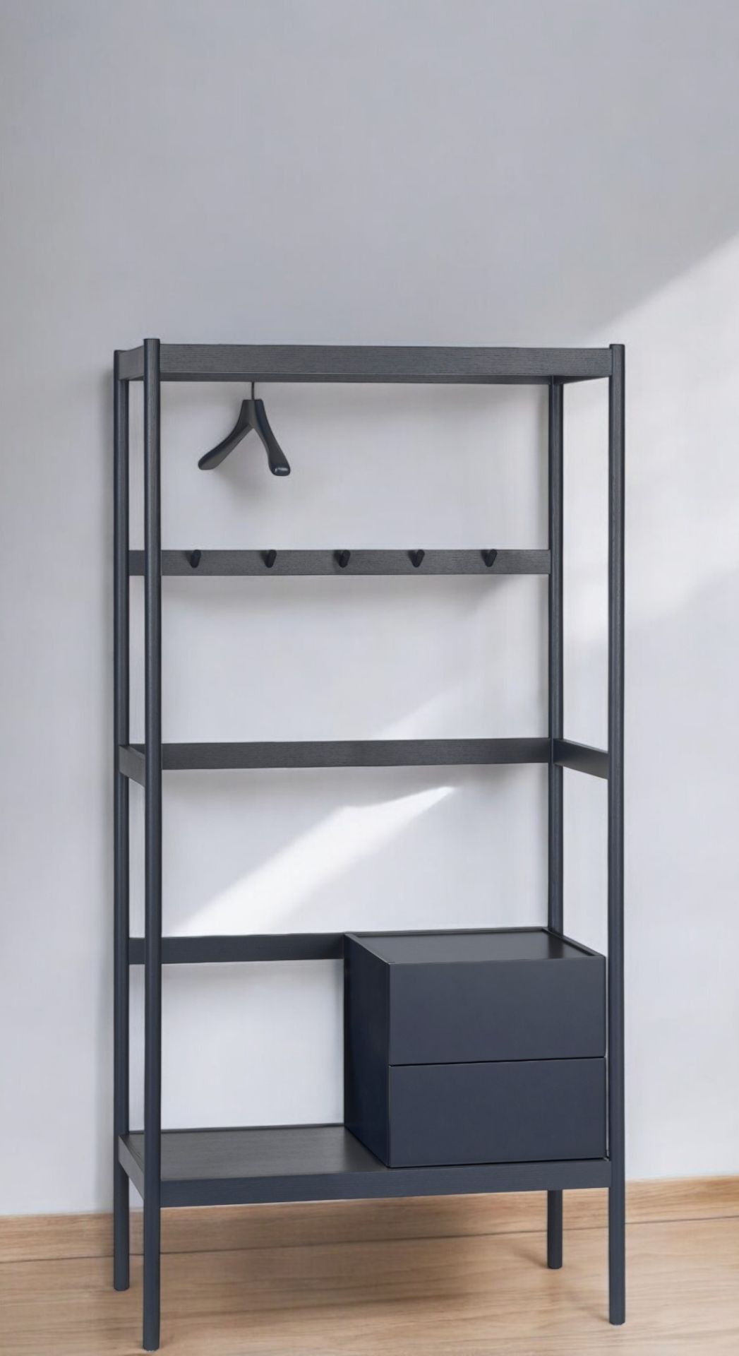 Chester Garderobe von Schönbuch: Offene Garderobe in Anthrazit mit Kleiderbügel, Hakenleiste und Schubladenelement.