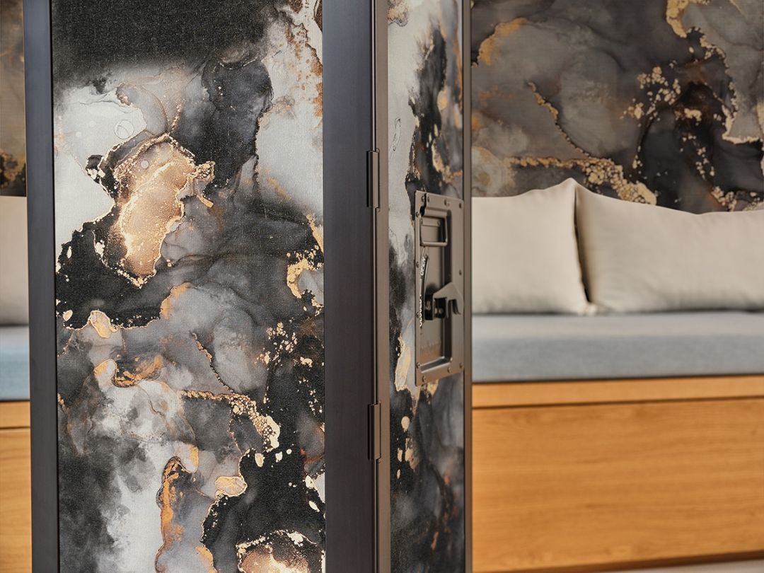 Detailaufnahme eines Bordbar Flugzeugtrolleys mit Ayame-Design in Rauchglas-Optik, ideal als stilvolles Möbelstück.