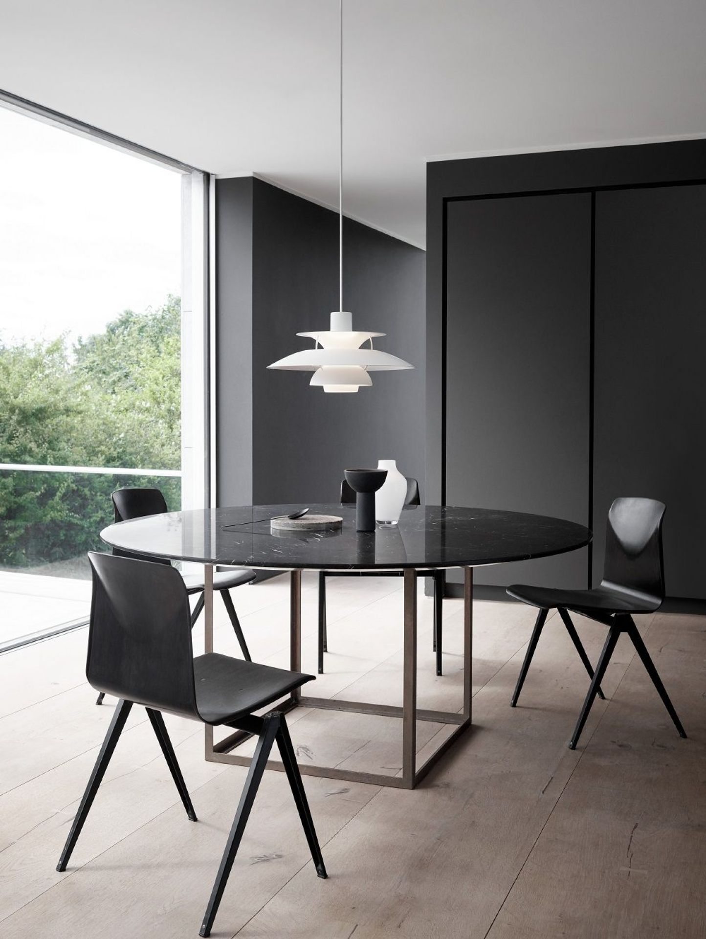 Esszimmer mit PH 5 Pendelleuchte von Louis Poulsen in Pale Blush über einem runden Tisch.