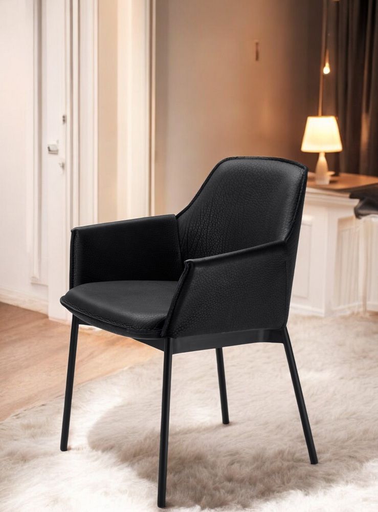 Schwarzer Grace Lounge Chair von Freifrau Manufaktur mit Armlehnen und schlanken, schwarzen Metallbeinen.
