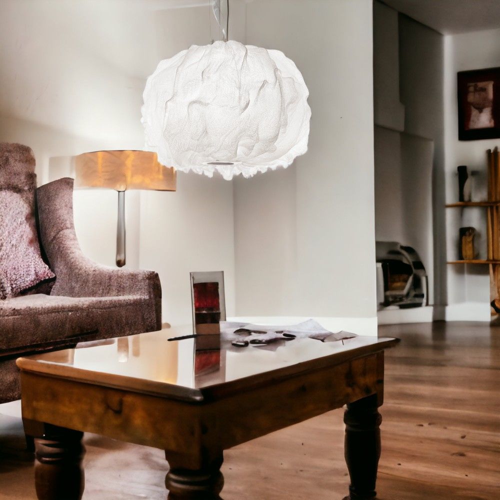Weiße Nuée Pendelleuchte von Foscarini im Wohnzimmer, moderne Hängelampe für stilvolle Beleuchtung.