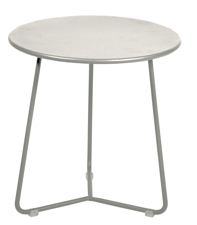 Cocotte Beistelltisch von Fermob, Outdoor-geeignet. Runder, grauer Gartentisch mit filigranem Metallgestell.